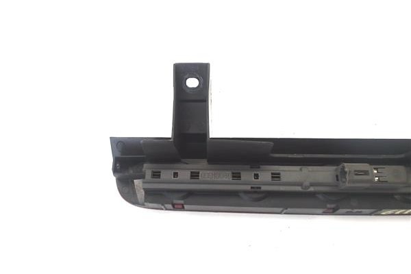 Recambio de luz central de freno para opel agila 1.2 básico referencia OEM IAM 3318040  