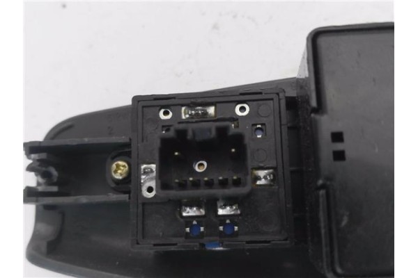 Recambio de mando elevalunas delantero izquierdo para kia cerato (ld) 1.5 lx crdi berlina (4-ptas.) referencia OEM IAM 621W05560