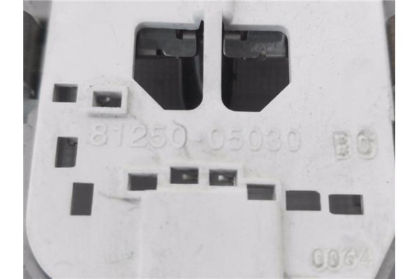 Recambio de luz trasero central techo para toyota avensis cross sport (t27) 2.2 premium referencia OEM IAM 8125005030BC  