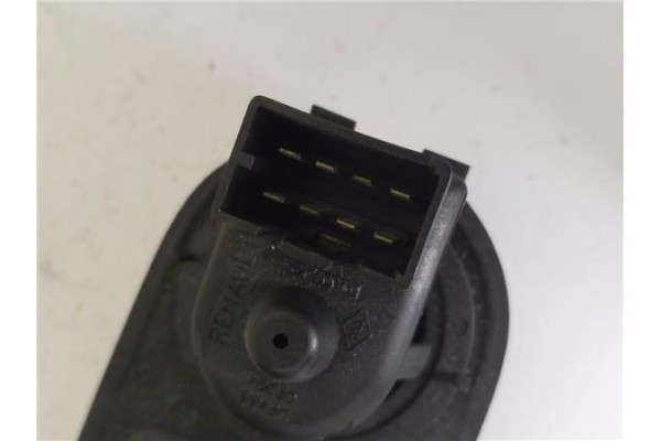 Recambio de mando elevalunas delantero izquierdo para renault trafic ii furgón (fl) 2.5 dti referencia OEM IAM 8200011867  