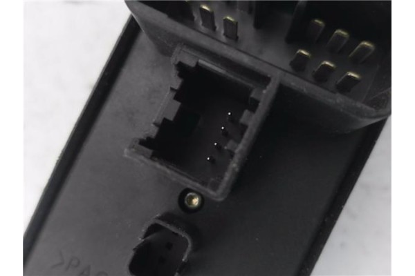 Recambio de mando elevalunas delantero izquierdo para mazda 2 berlina (dy) 1.4 crtd active referencia OEM IAM 5074535 DD1066350B