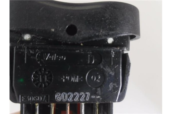 Recambio de mando elevalunas delantero derecho para dacia sandero i 1.6 ambiance referencia OEM IAM 602227  
