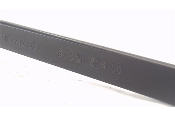 Recambio de brazo limpiaparabrisas delantero derecho para peugeot 3008 1.6 hdi referencia OEM IAM 6429GG  
