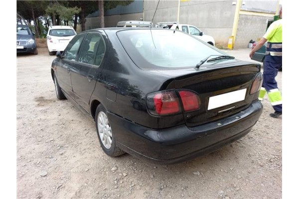 nissan primera berlina (p11) del año 2000