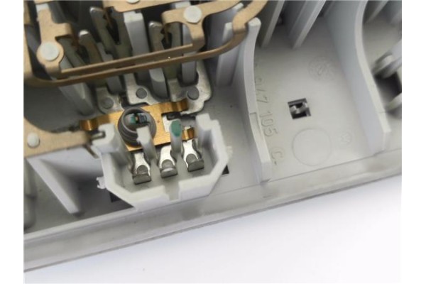 Recambio de luz delantero central techo para skoda fabia (5j2) 1.4 tdi referencia OEM IAM 3B0947105C  