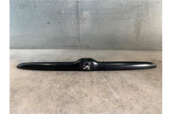 Recambio de moldura porton trasero para peugeot 206 1.6 i referencia OEM IAM 9629038877  