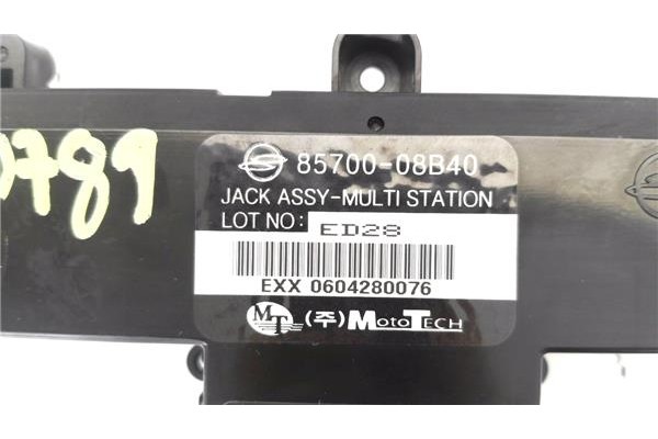 Recambio de display para ssangyong rexton 2.7 270 xdi limited referencia OEM IAM 8570008B40  