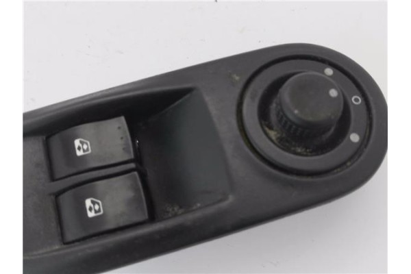 Recambio de mando elevalunas delantero izquierdo para opel vivaro 2.0 cdti referencia OEM IAM 8200011867  