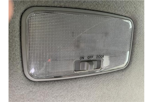 Recambio de luz trasero central techo para toyota yaris (ksp9/scp9/nlp9) 1.4 active referencia OEM IAM 8124052040B0  