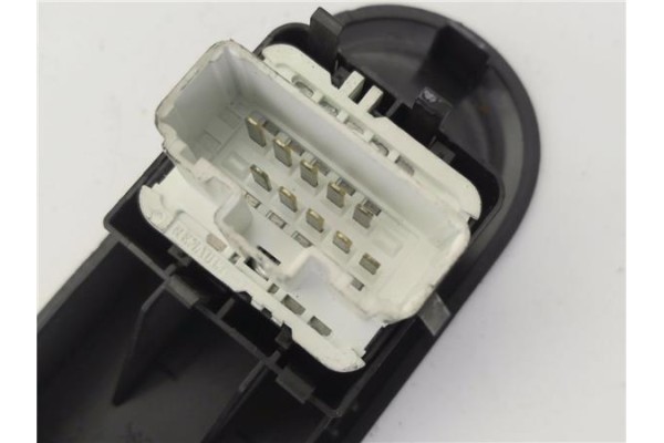 Recambio de mando elevalunas delantero izquierdo para renault clio iii 1.4 16v referencia OEM IAM 8200356519  