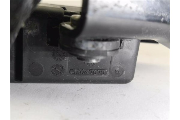 Recambio de anclaje cinturon trasero izquierdo para renault clio iii 1.4 16v referencia OEM IAM 33047670 33047162 