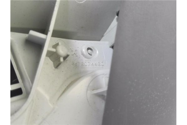 Recambio de piloto porton trasero izquierdo para peugeot 2008 1.2 access referencia OEM IAM 9678074480  