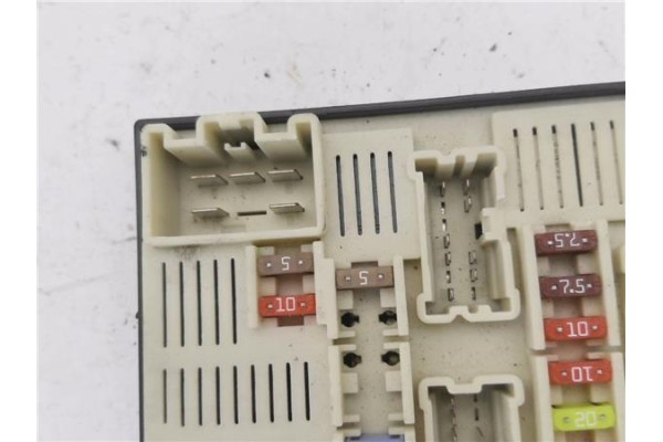 Recambio de caja fusibles/rele para renault kangoo ii (f/kw0) 1.5 expression profesional referencia OEM IAM 8201044237B  