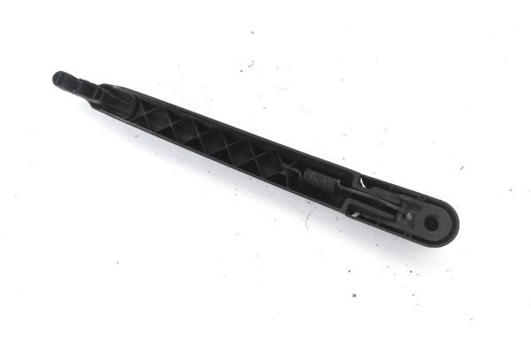 Recambio de brazo limpiaparabrisas trasero para opel astra h berlina 1.7 cdti referencia OEM IAM 13105983  