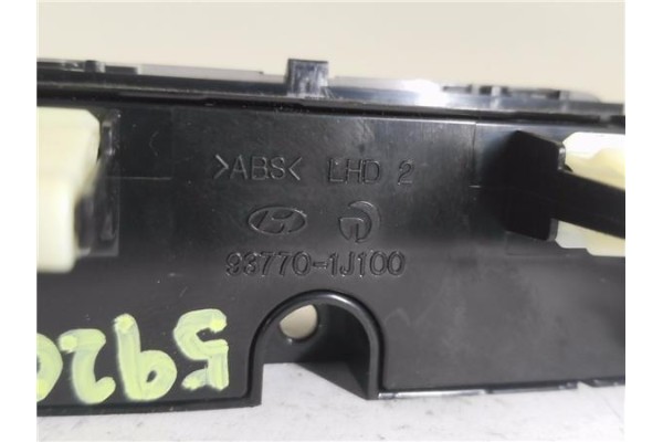Recambio de interruptor luces emergencia para hyundai i20 (pb) 1.2 referencia OEM IAM 937701J100  
