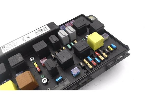 Recambio de caja fusibles/rele para opel astra h gtc 1.7 cdti referencia OEM IAM 015349211 13250232 