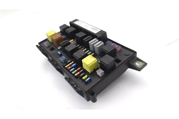 Recambio de caja fusibles/rele para opel astra h gtc 1.7 cdti referencia OEM IAM 015349211 13250232 