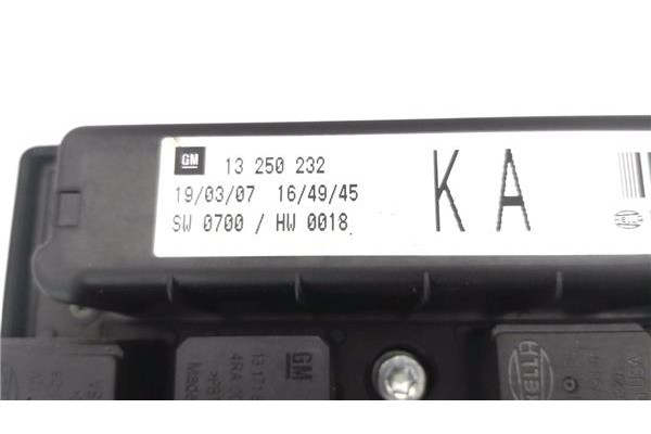 Recambio de caja fusibles/rele para opel astra h gtc 1.7 cdti referencia OEM IAM 015349211 13250232 