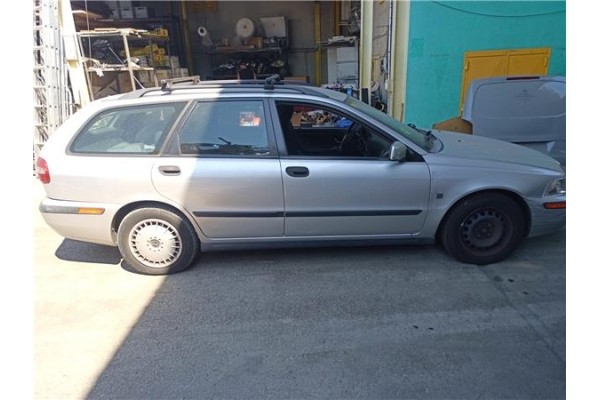 volvo v40 familiar del año 2002