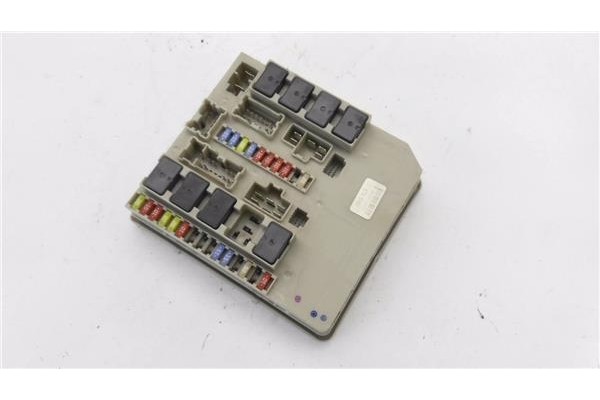 Recambio de caja fusibles/rele para renault clio iii 1.5 dci (c/br1g) referencia OEM IAM 8F250501 674658A 