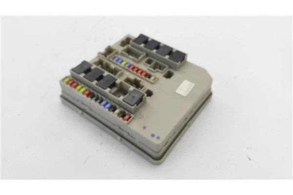 Recambio de caja fusibles/rele para renault clio iii 1.5 dci (c/br1g) referencia OEM IAM 8F250501 674658A 