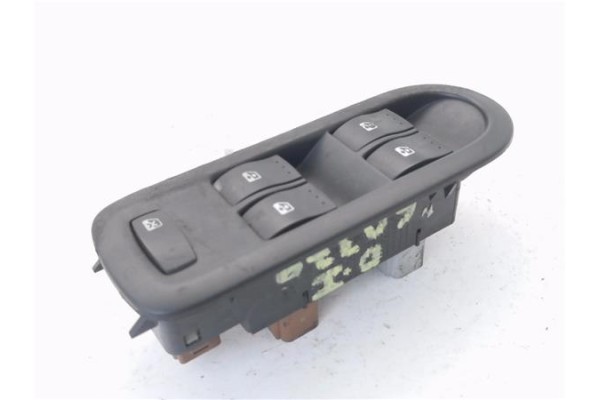 Recambio de mando elevalunas delantero izquierdo para renault megane ii ranchera familiar (km0/1_) 1.5 dci referencia OEM IAM 82