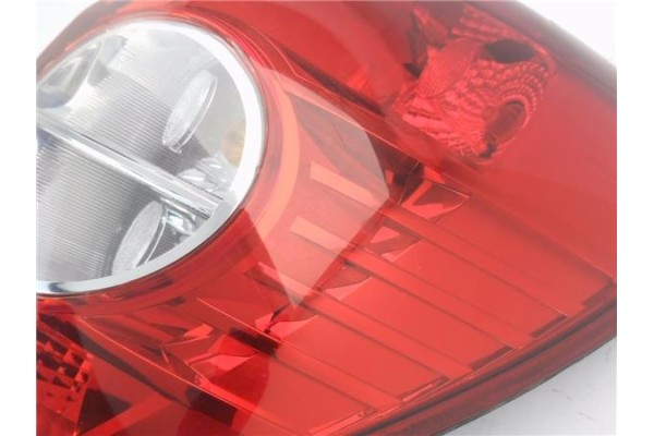 Recambio de piloto trasero derecho para chevrolet captiva 2.0 d referencia OEM IAM 20946136  