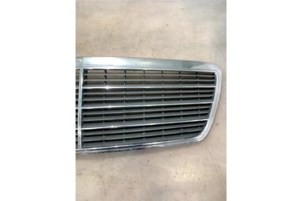 Recambio de rejilla capo para mercedes-benz clase e (bm 210) berlina 2.7 270 cdi (210.016) referencia OEM IAM 2108800583  