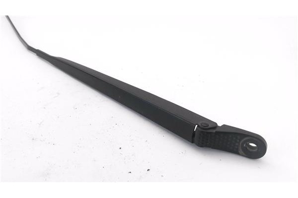 Recambio de brazo limpiaparabrisas delantero derecho para renault clio iii 1.4 16v referencia OEM IAM 8200268917  