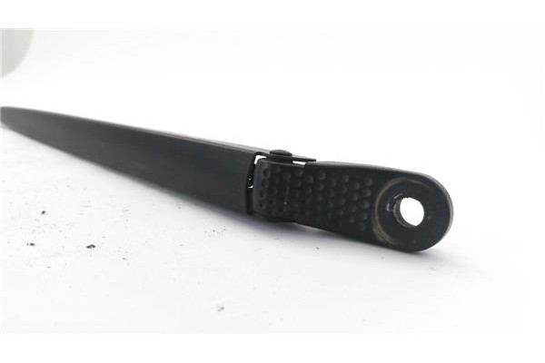Recambio de brazo limpiaparabrisas delantero derecho para renault clio iii 1.4 16v referencia OEM IAM 8200268917  