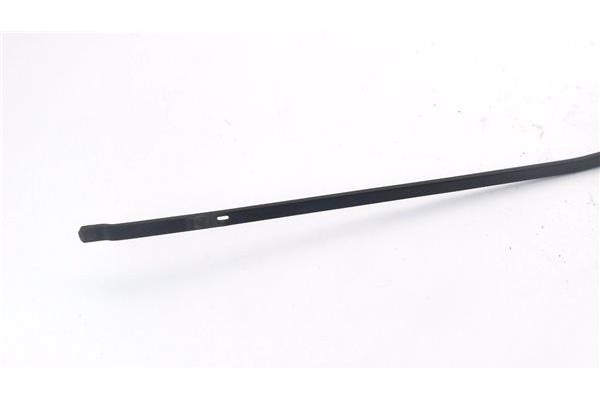 Recambio de brazo limpiaparabrisas delantero derecho para renault clio iii 1.4 16v referencia OEM IAM 8200268917  