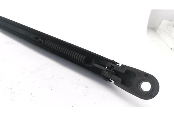 Recambio de brazo limpiaparabrisas delantero derecho para renault clio iii 1.4 16v referencia OEM IAM 8200268917  