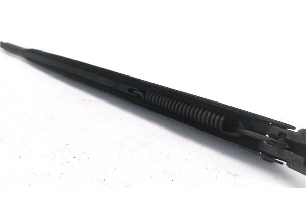 Recambio de brazo limpiaparabrisas delantero derecho para renault clio iii 1.4 16v referencia OEM IAM 8200268917  
