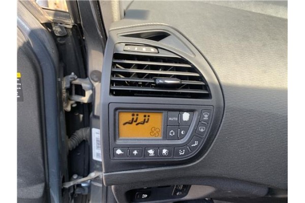 Recambio de rejilla entrada de aire para citroen c4 picasso 1.6 hdi referencia OEM IAM 8265W7 6451WR 