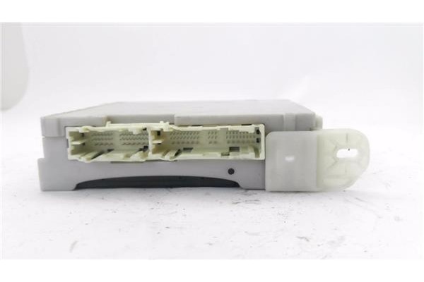 Recambio de caja fusibles/rele para toyota iq (nuj1/ngj1/kgj1) 1.0 básico referencia OEM IAM 8922174080 8273074030 