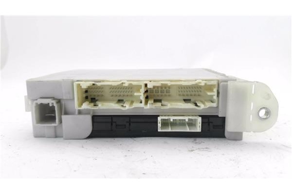 Recambio de caja fusibles/rele para toyota iq (nuj1/ngj1/kgj1) 1.0 básico referencia OEM IAM 8922174080 8273074030 