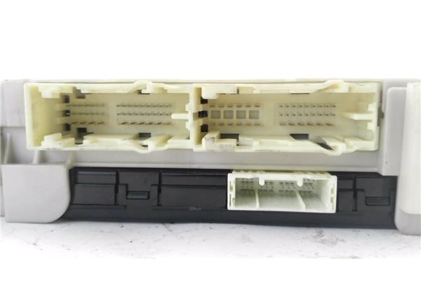 Recambio de caja fusibles/rele para toyota iq (nuj1/ngj1/kgj1) 1.0 básico referencia OEM IAM 8922174080 8273074030 