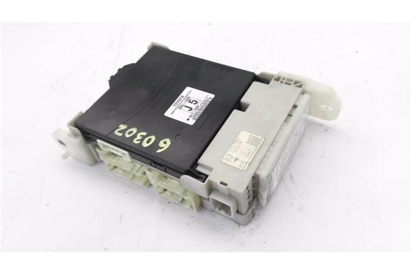 Recambio de caja fusibles/rele para toyota iq (nuj1/ngj1/kgj1) 1.0 básico referencia OEM IAM 8922174080 8273074030 