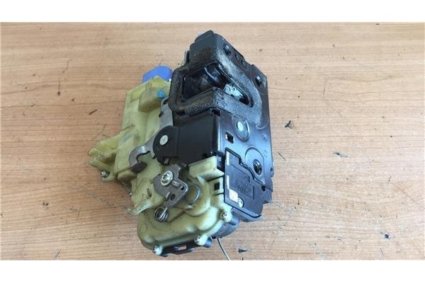 Recambio de cierre electromagnetico delantero izquierdo para volkswagen polo iv (9n3) 1.4 advance referencia OEM IAM C3B1837015A