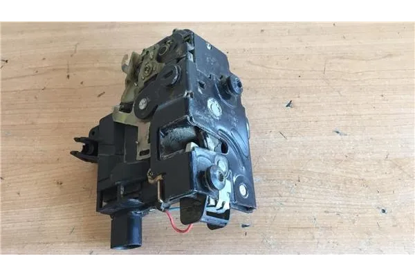 Recambio de cierre electromagnetico trasero derecho para skoda octavia berlina (1u2) 1.6 glx (74kw) referencia OEM IAM 839016A  
