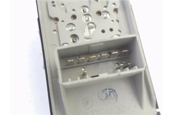 Recambio de mando elevalunas delantero izquierdo para fiat punto / grande punto (199) 1.3 d multijet referencia OEM IAM 73538044