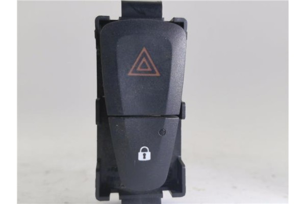 Recambio de interruptor luces emergencia para renault megane iii sport tourer 1.5 dynamique referencia OEM IAM E3160101  