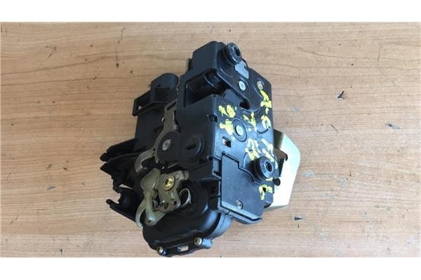 Recambio de cierre electromagnetico trasero izquierdo para audi a6 avant (4b5) 1.8 referencia OEM IAM 4B0839015A  