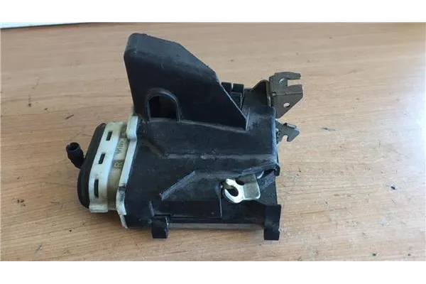 Recambio de cierre electromagnetico trasero derecho para audi a6 berlina (c4) 1.8 referencia OEM IAM 4A0839016D  