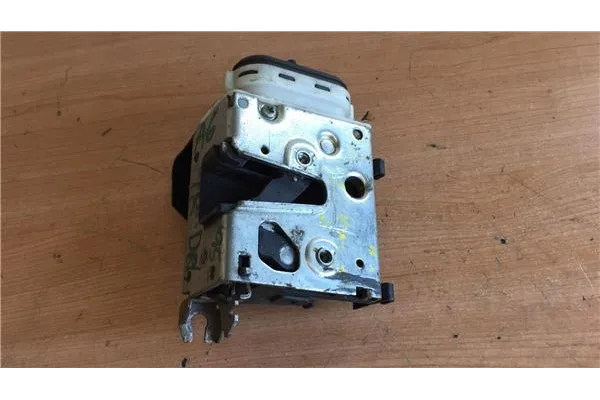 Recambio de cierre electromagnetico trasero derecho para audi a6 berlina (c4) 1.8 referencia OEM IAM 4A0839016D  