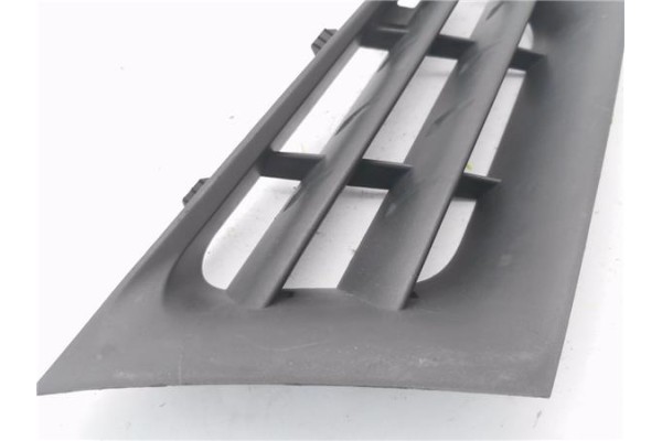 Recambio de rejilla paragolpes delantero derecha para renault megane ii berlina 3p 1.5 authentique confort referencia OEM IAM 82