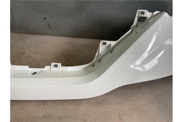 Recambio de moldura paragolpes delantero para iveco daily chasis 2.3 referencia OEM IAM 5802957414KZ  