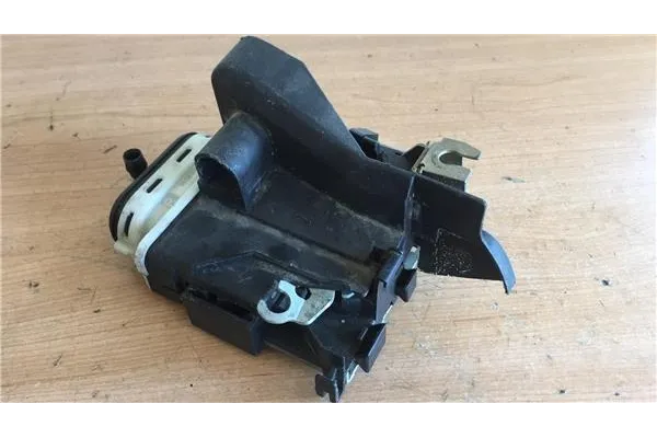 Recambio de cierre electromagnetico trasero derecho para audi a4 berlina (b5) 1.6 referencia OEM IAM 8D0839016A  