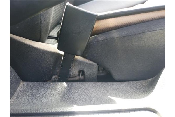 Recambio de anclaje cinturon delantero izquierdo para volkswagen golf vi (5k1) 1.6 advance referencia OEM IAM 1K4657755AB  