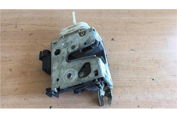 Recambio de cierre electromagnetico delantero izquierdo para audi a4 berlina (b5) 1.6 referencia OEM IAM 8D1837015A  